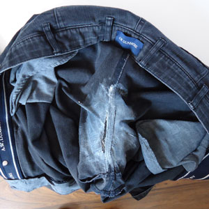 Gerissene Jeans Hose mit Textilkleber